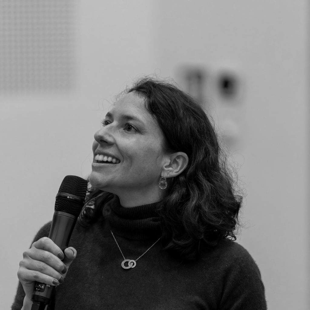 Cécile Guittier, coach d'anglais professionnel, lors d'une conférence tenant un micro à la main